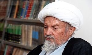 عیادت آیت‌الله یزدی از «آیت‌الله محمد مومن» در بیمارستان