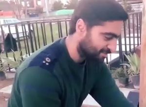 فیلم/ خاطره گویی شهید مدافع‌حرم بر سر مزار همرزمش