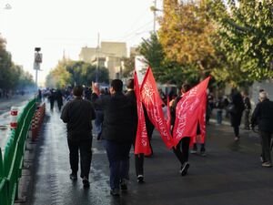 پیاده‌روی جاماندگان اربعین به سمت کربلای ایران/ اقامه نماز جماعت ظهر اربعین در حرم حضرت عبدالعظیم +عکس و فیلم