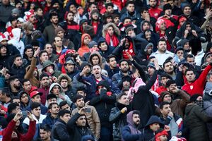 باران سنگ در ورزشگاه آزادی/ هواداران تبریزی به خبرنگاران هم رحم نکردند