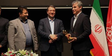 تنديس طلایی رعايت حقوق مصرف‌کنندگان به بیمه البرز اعطا شد