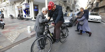 «حناچی» با دوچرخه به محل کار خود رفت+عکس