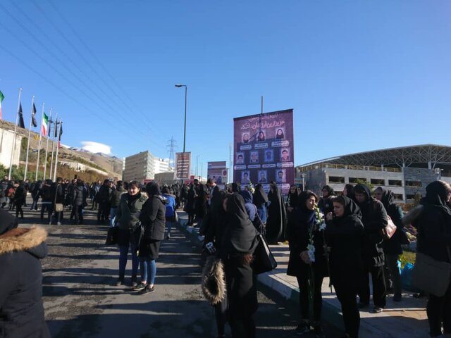 عکس/در پی سانحه واژگونی اتوبوس دانشگاه آزاد: دانشجویان واحد علوم و تحقیقات تجمع کردند