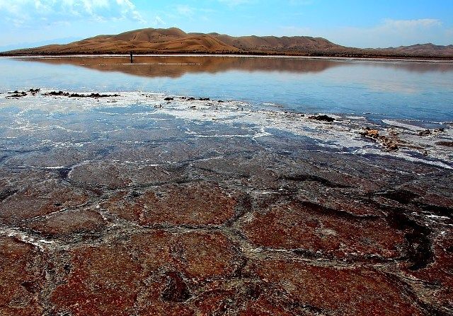 نجات 2 گردشگر هلندی از باتلاق دریاچه نمک در استان اصفهان