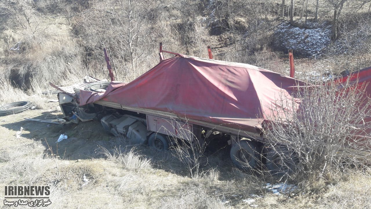 1 کشته در سقوط تریلی به دره