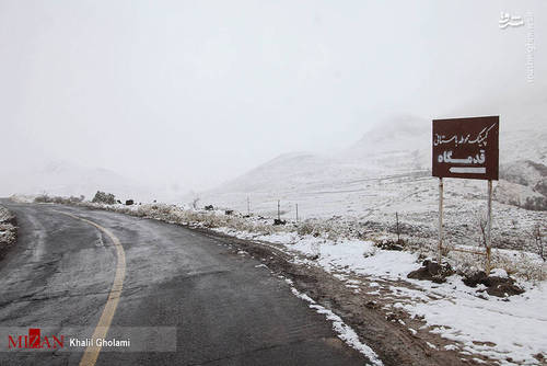 مسجدی در دل تپه‌ای صخره‌ای