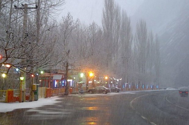 وقوع یخبندان و ریزش بهمن در جاده چالوس/دمای دیزین ۱۰ درجه زیر صفر