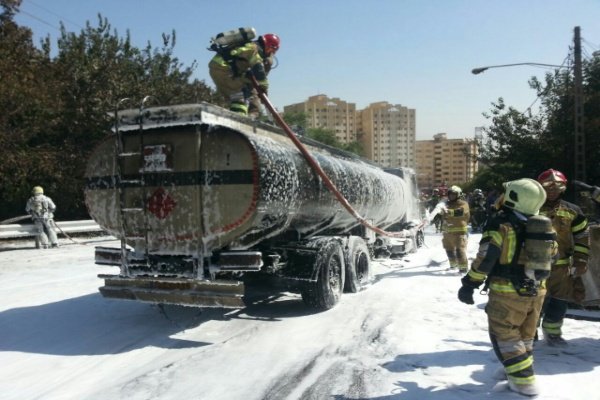 تانکر حمل بنزین در جاده قدیم «قزوین- رشت»  واژگون شد