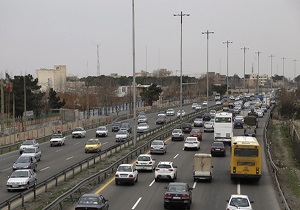 ترافیک در آزادراه کرج-تهران نیمه سنگین است