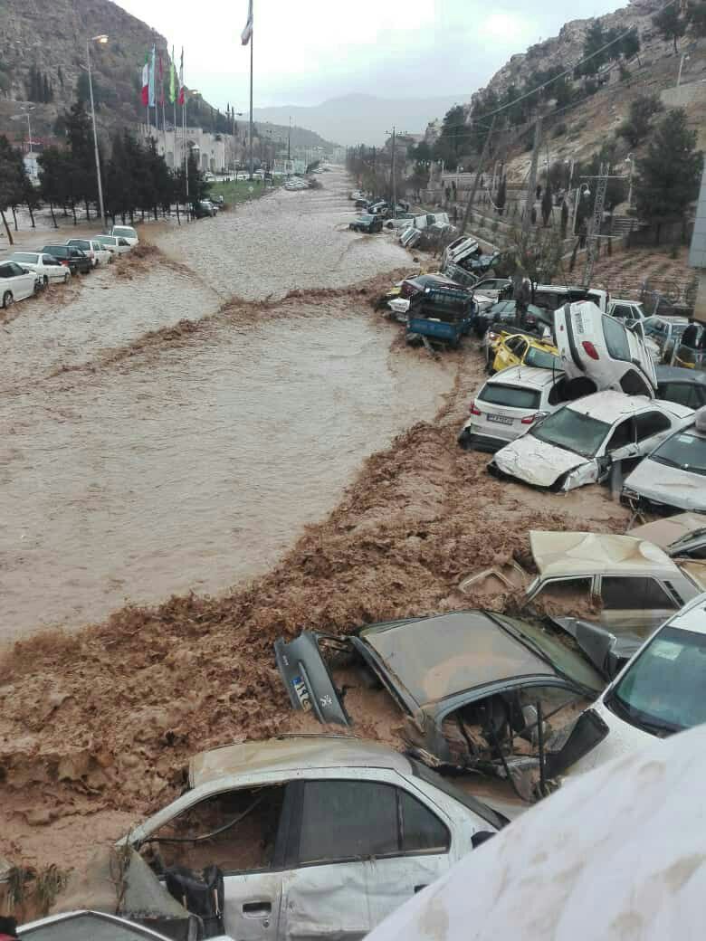 سیل ۲۰۰ خودرو را در دروازه قرآن شیراز با خود برد