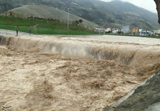 آب ۴۰ روستای کرمانشاه بر اثر سیلاب قطع است /آبرسانی با تانکر