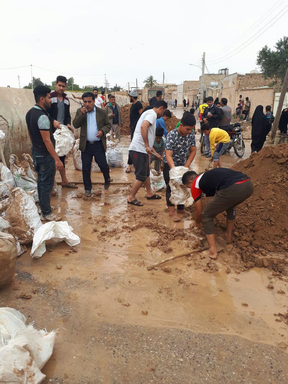 تلاش مردم برای استحکام سیل بند روستای هوفل+ویدئو
