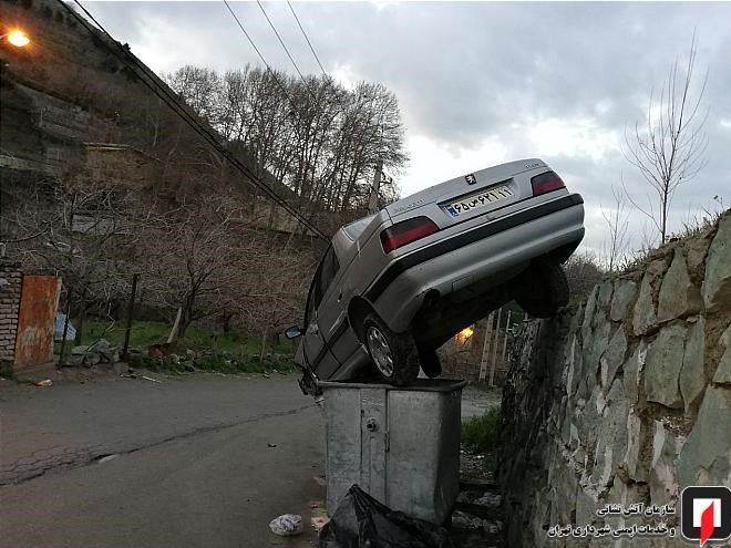 سقوط پژو پارس به داخل سطل زباله + تصاویر