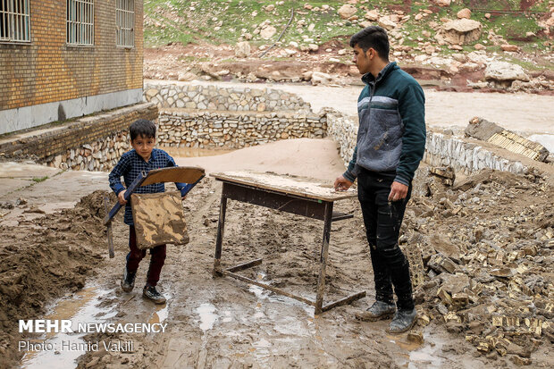 درخواست کتاب درسی و ۵ هزار نیمکت برای دانش آموزان سیل‌زده لرستان