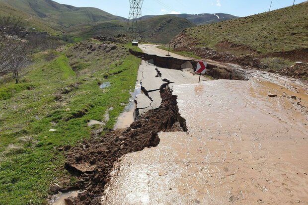 برق ۲۵ روستای لرستان به دلیل رانش زمین قطع است