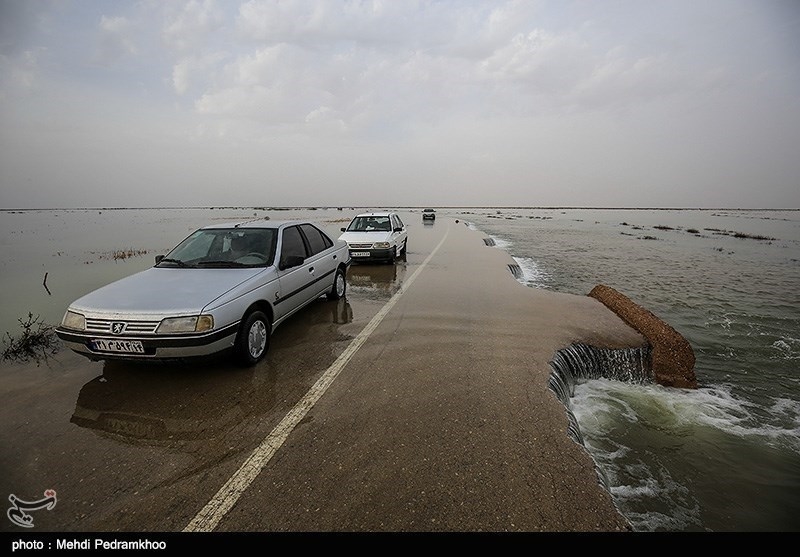 ۱۰۰ خودرو در محاصره سیل جاده راور-دیهوک قرار دارند