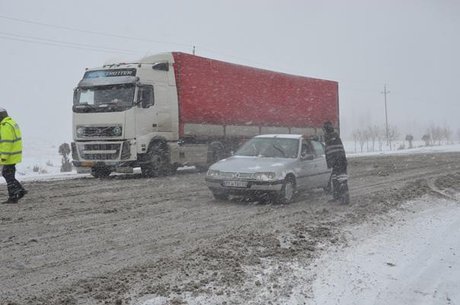 بارش برف و باران در محورهای ۱۱ استان