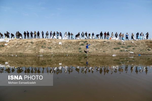 تلاش مردم روستای یامپی آق قلا برای جلوگیری از ورود سیل